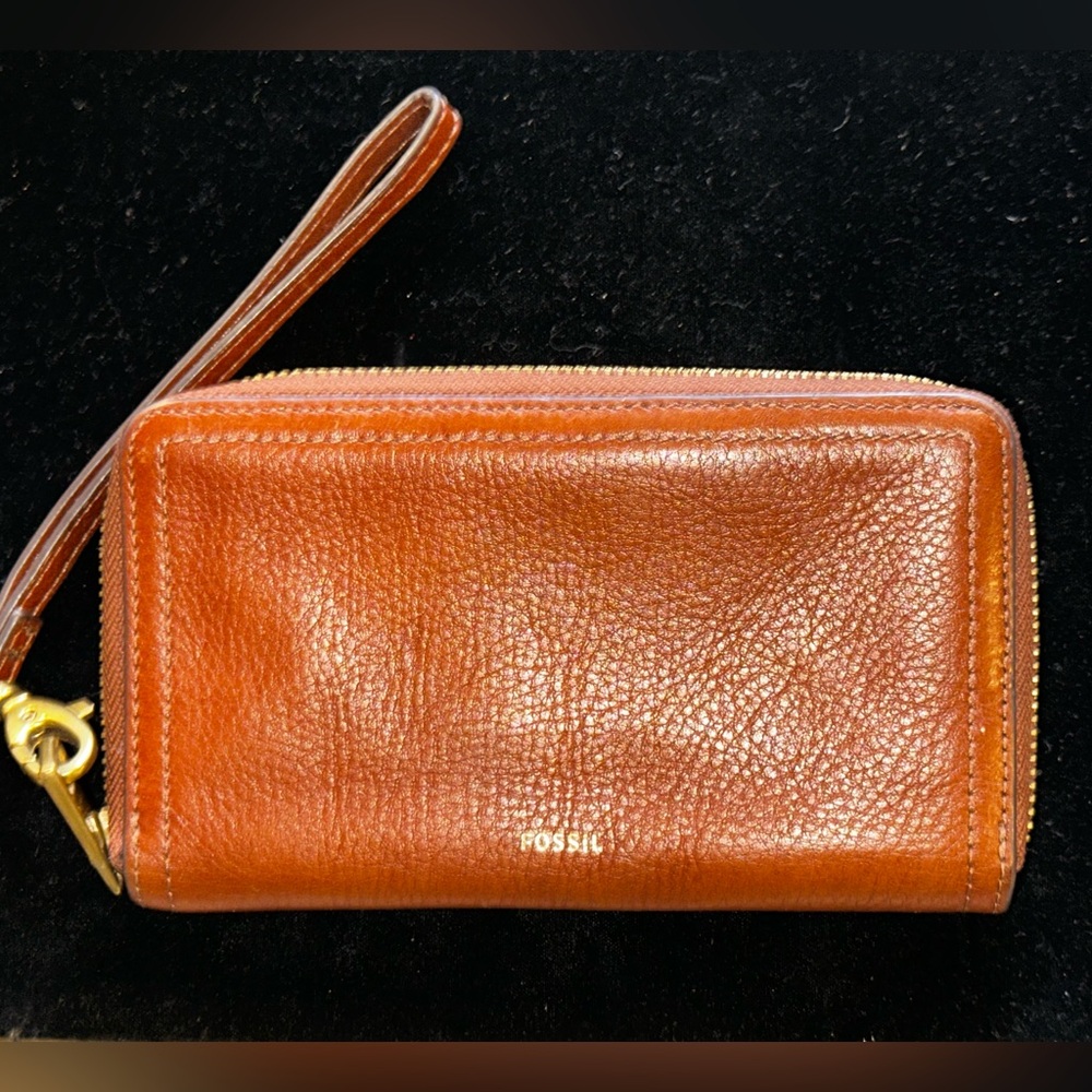 Brown leather Fossil wallet. In great condition!